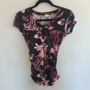 ✨️5 for $25✨️ Xs V-Neck Floral Kismet T-Shirt